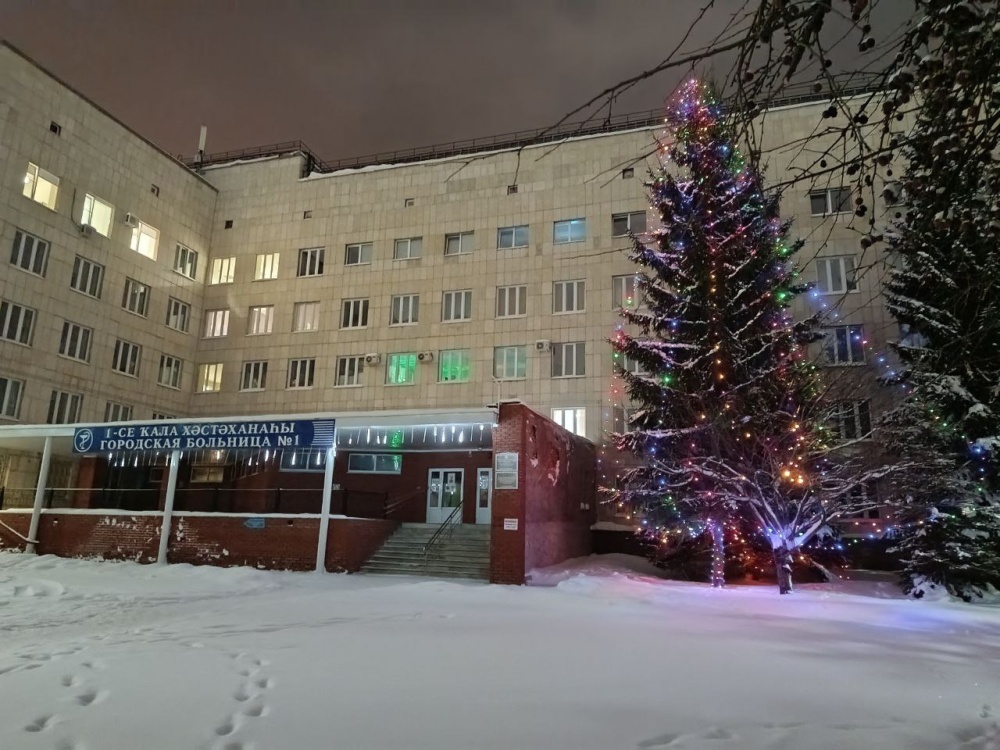 Городская больница №1 украсила свою большую елку у входа в стационар №2 яркими и безопасными гирляндами