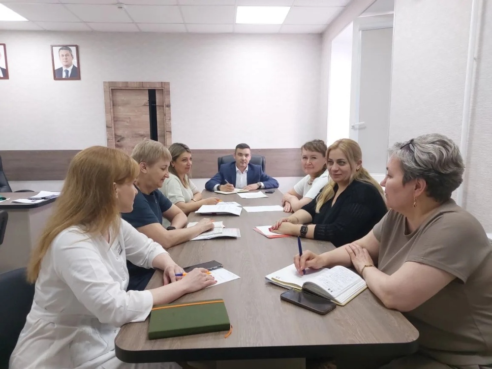 Главный врач провел оперативное совещание с руководителями подразделений в преддверии праздника