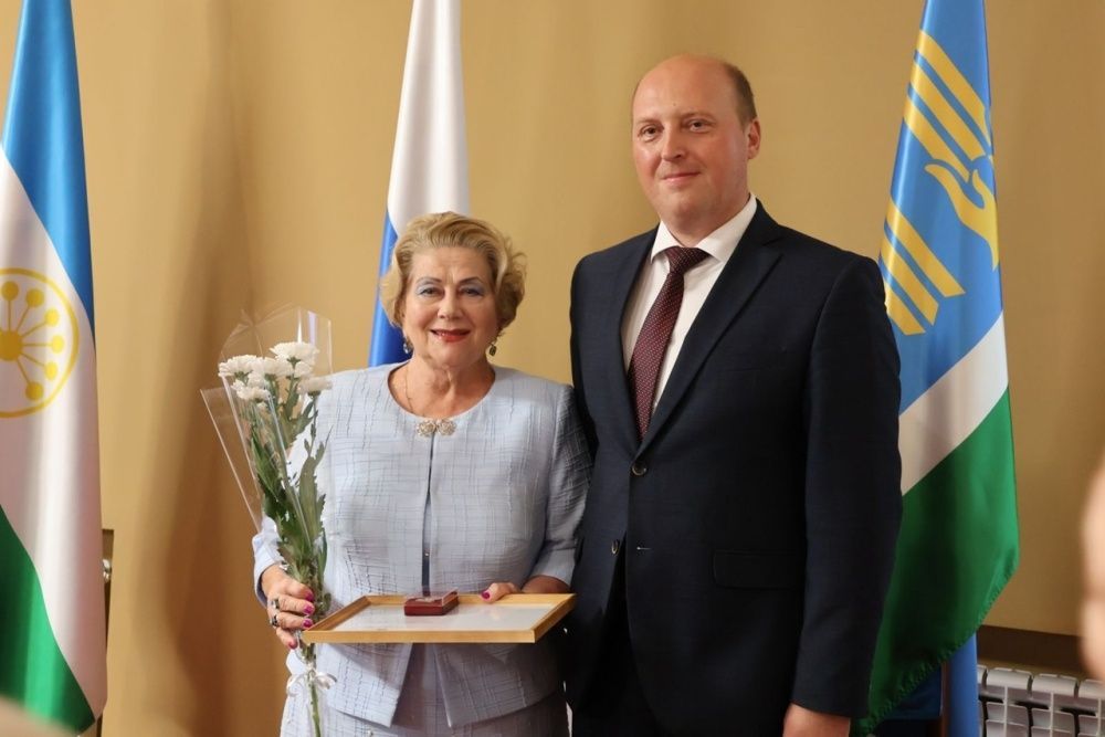 ПОЗДРАВЛЯЕМ КОЛЛЕГУ С ЗАСЛУЖЕННОЙ НАГРАДОЙ